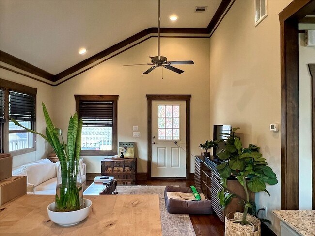 Building Photo - 1021 Louise St