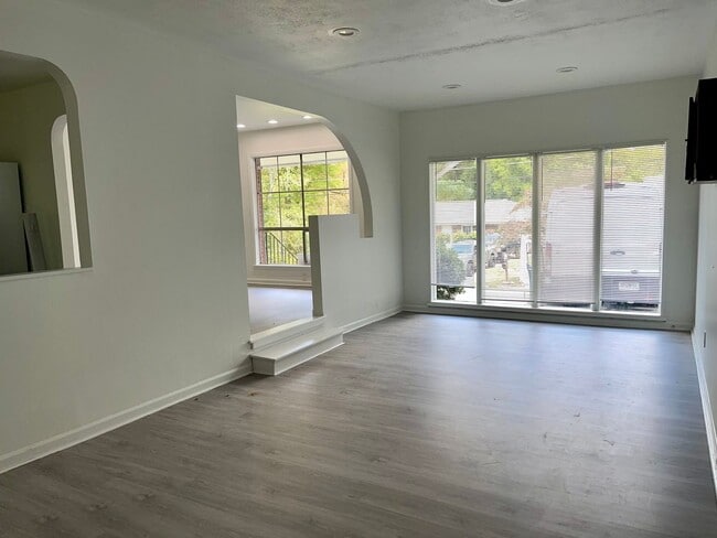 Building Photo - Spacious 3 Bedroom Ranch Under $1,400!
