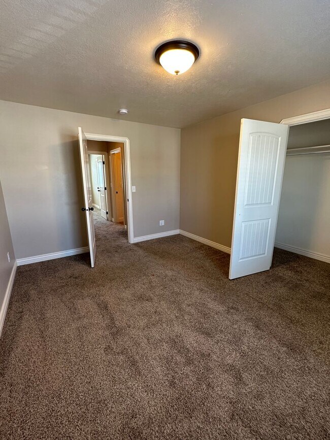 Building Photo - Desirable 2 Bed 1.5 Bath Lincoln Park Townhome