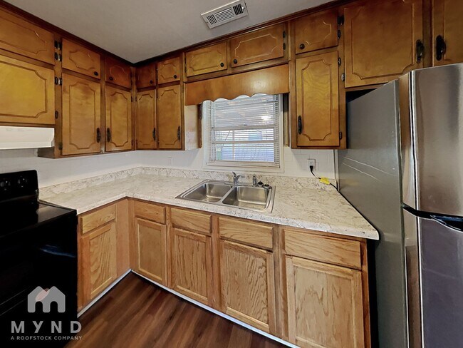Building Photo - 1825 Collier Dr
