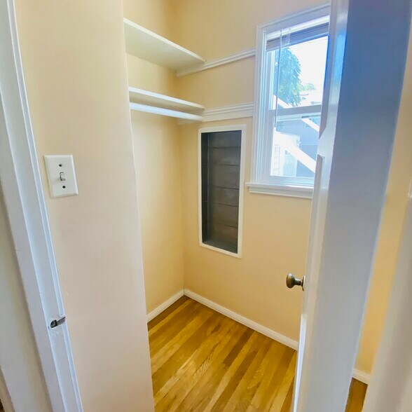 Closet #3 - 1309 N Screenland Dr