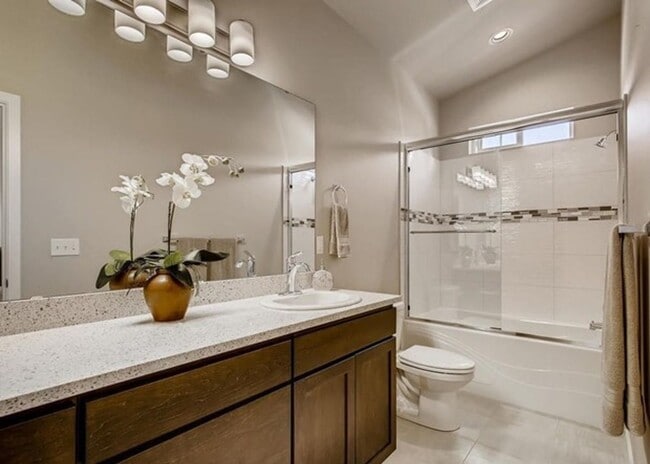 Building Photo - Beautiful Almost new 3 bed +den home in Ly...