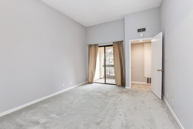 Building Photo - 2 Bed / 2.5 Bath pet friendly condo near downtown San Carlos with two parking spaces. YouTube tour!