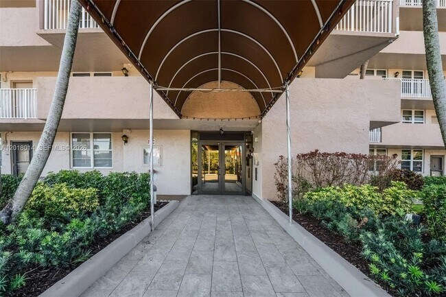Building Photo - 250 Jacaranda Dr
