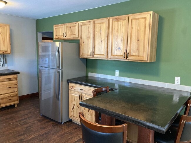 Building Photo - Amazing 4 Bedroom 2 Bathroom House with Garage!