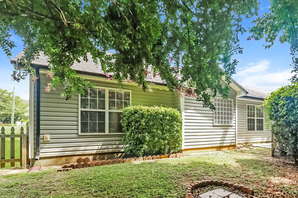 Building Photo - 2970 Deep Cove Dr NW
