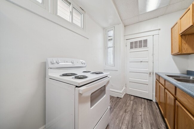 Building Photo - Fresh 3 bedroom home in Jeannette availabl...