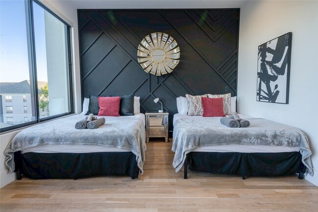 Building Photo - 709 Memorial Heights Dr