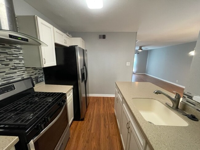 Building Photo - Ready for Move In-Updated Modern Condo 2/2...