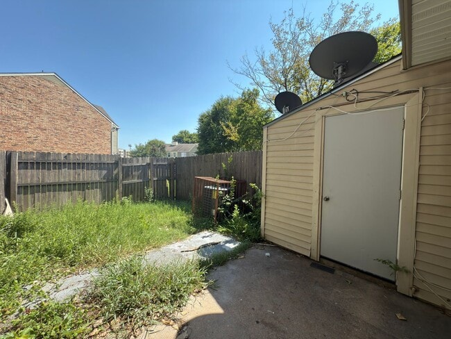 Building Photo - 2 story with fenced yard