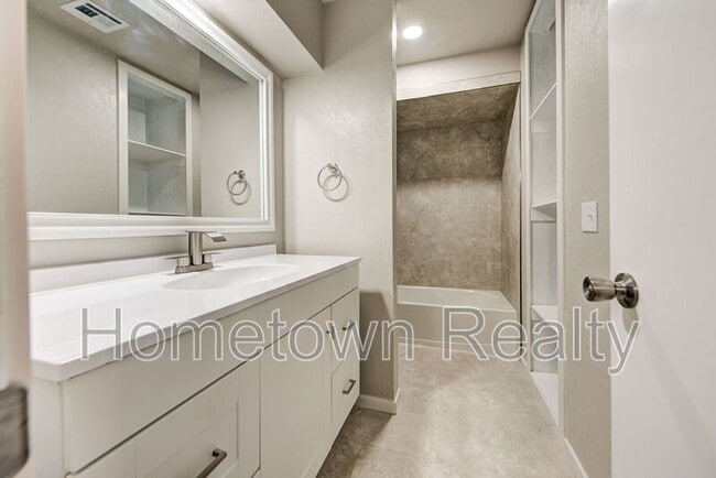 Building Photo - 6460 W Hefner Rd