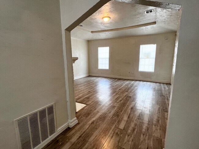 Building Photo - Huge 2 bed 1 bath