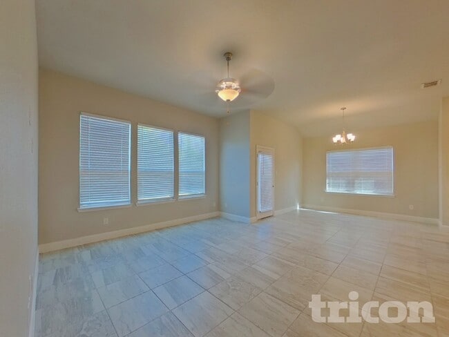 Building Photo - 1340 Beach Dr