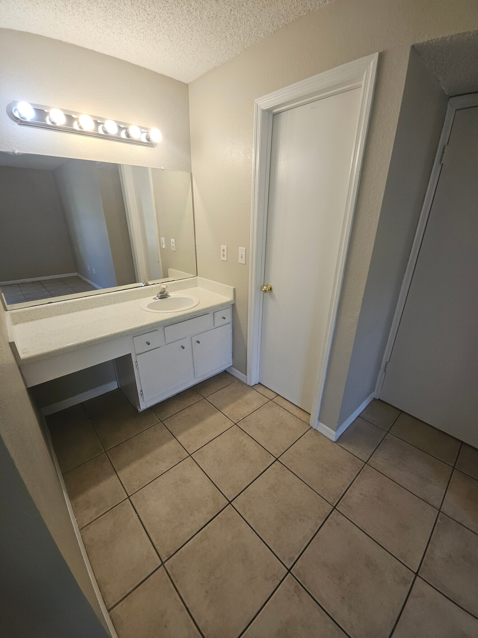 Building Photo - 4658 Commander Dr