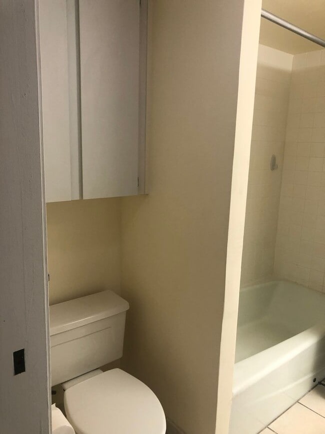 Building Photo - 1/1/2 - Penthouse Unit- Utilities Included - Large Covered Lanai w/Ocean & City Views