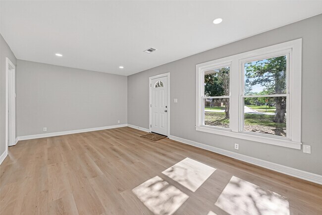 Building Photo - 729 Loggins Dr