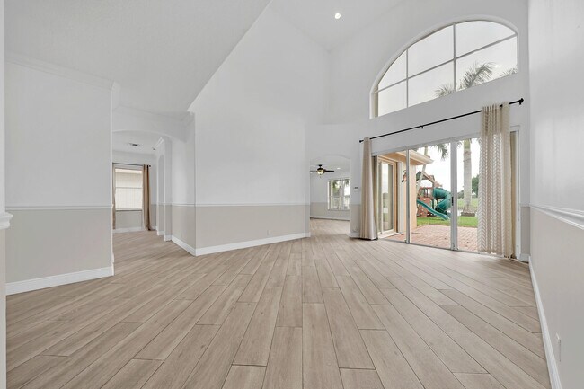 Building Photo - 5878 Bay Hill Cir