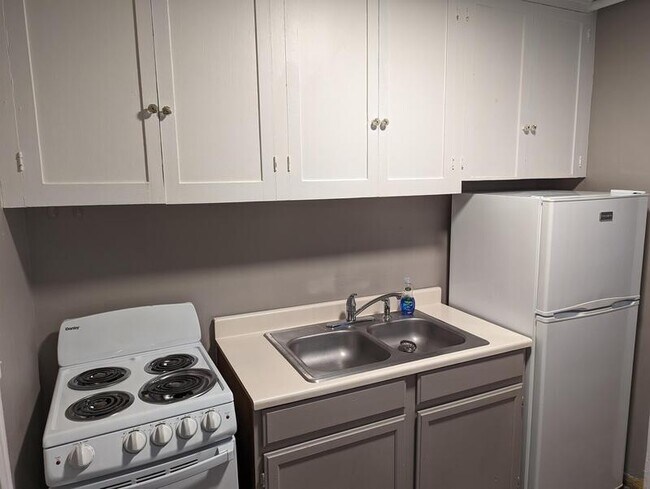 Building Photo - 213 W Vernon Ave