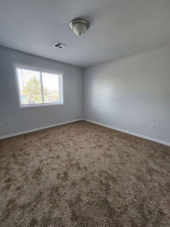 Building Photo - 6th Ave SE Duplex