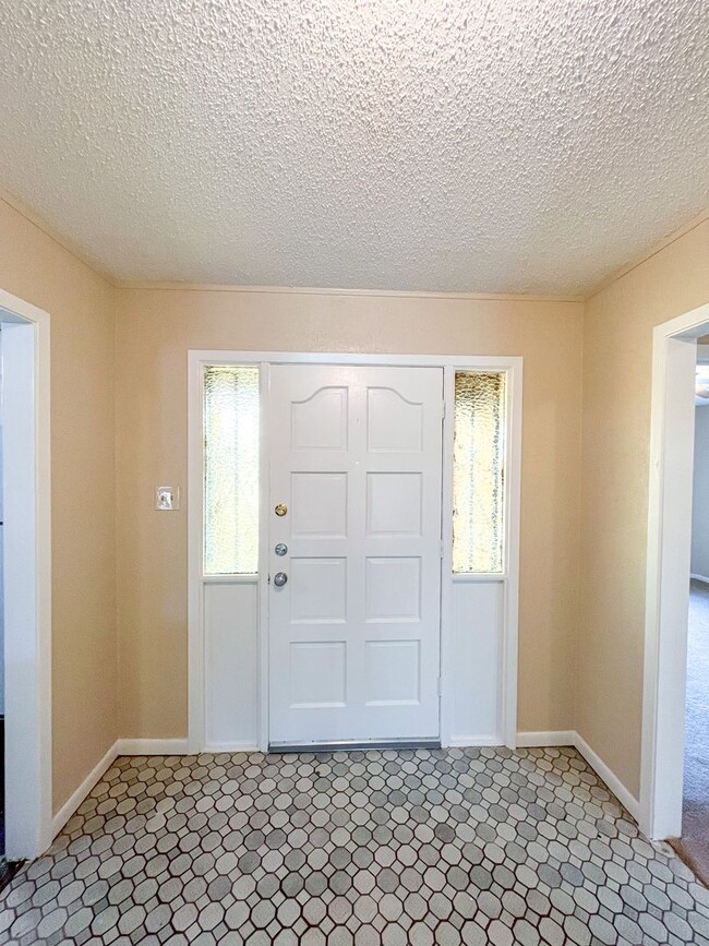 Building Photo - This 3 bedroom, 2 bathroom, 2 car garage h...