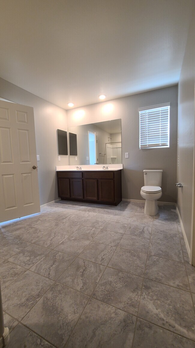 Building Photo - 1541 E Elegante Dr