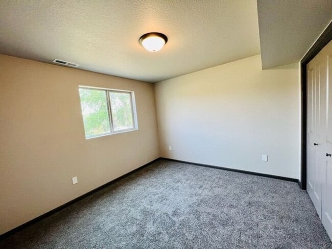 Building Photo - ~ APPLICATIONS PENDING ~ NEWER 4 Bedroom, ...