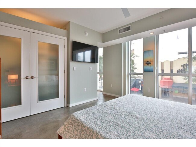 Building Photo - 1350 Main St