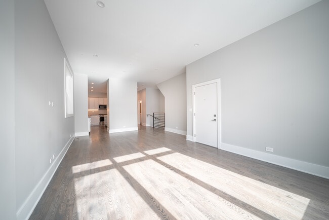Building Photo - 556 W 18th St