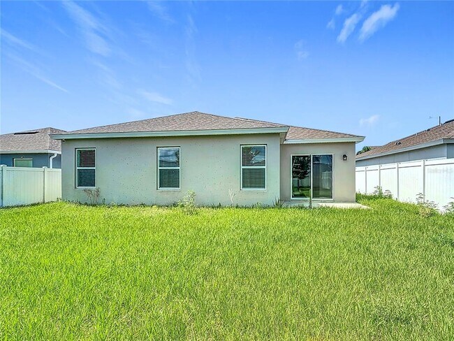 Building Photo - 450 Taft Dr