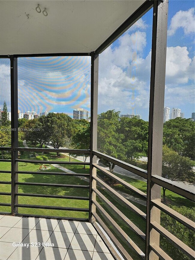 Building Photo - 20400 W Country Club Dr