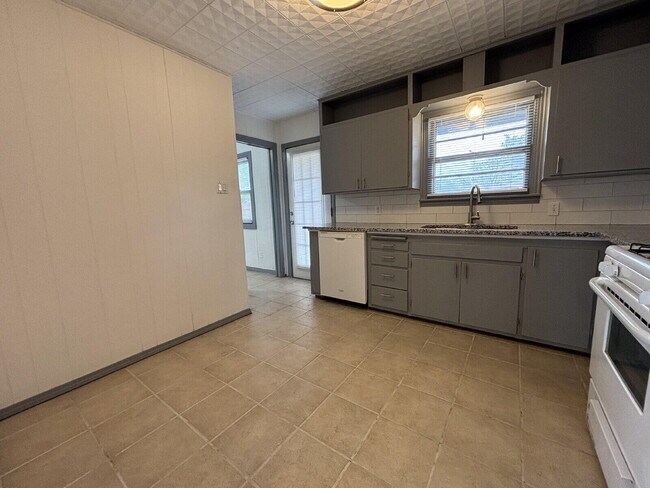 Building Photo - 1915 46th St