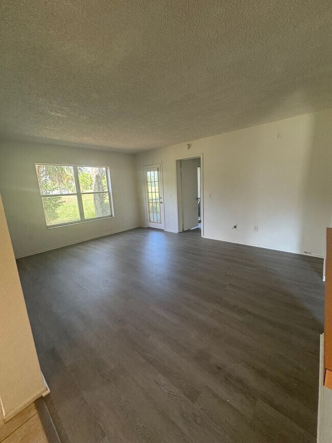 Building Photo - 2BR/2BA Downstairs Condo in Country Club V...