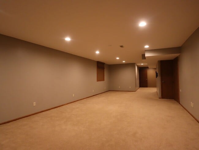 Building Photo - NEW PRICE - GREAT HOME - Single Family Home in Germantown Hills with Pool 3 BR / 4BA