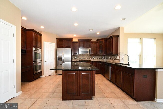 Building Photo - 9 Latham Ln