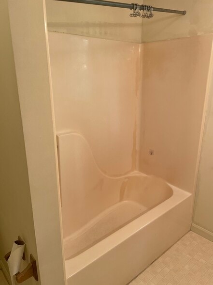 Master bath shower/tub - 6709 Langston Dr