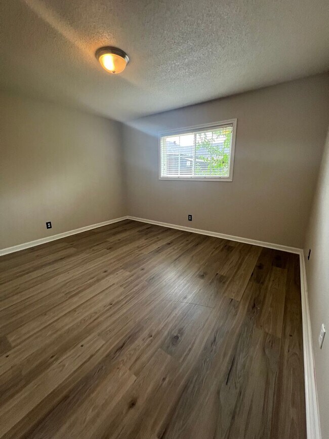 Building Photo - 1 Bed / 1 Bath Apartment