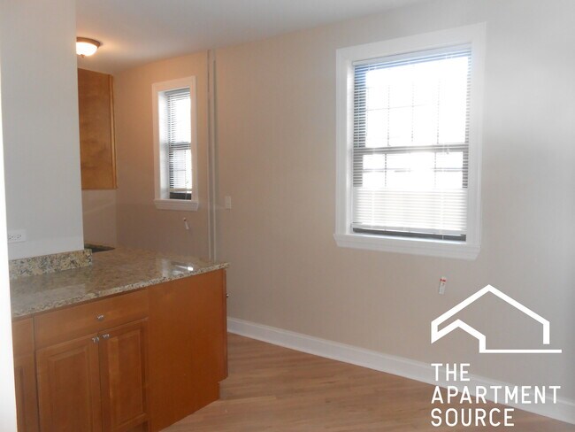 Building Photo - 894 Green Bay Rd