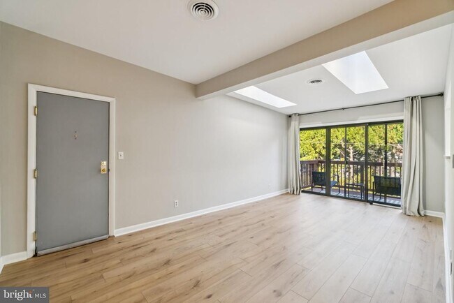 Building Photo - 2802 Dartmouth Rd