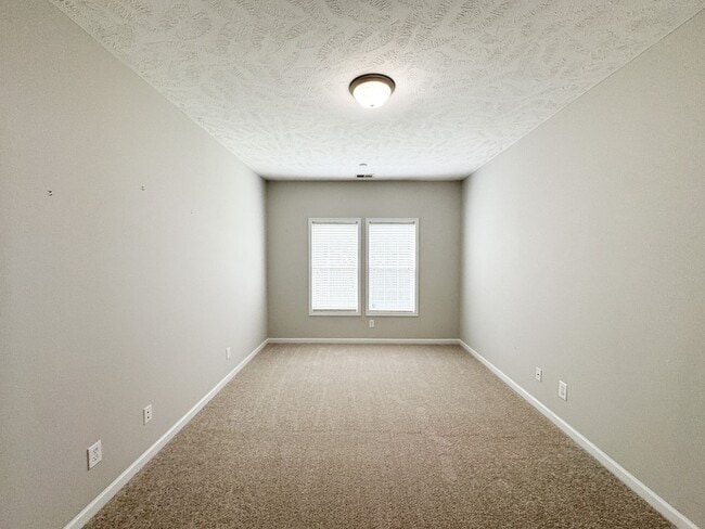 Building Photo - Gorgeous 2 Bed, 2 Bath End Unit Townhome