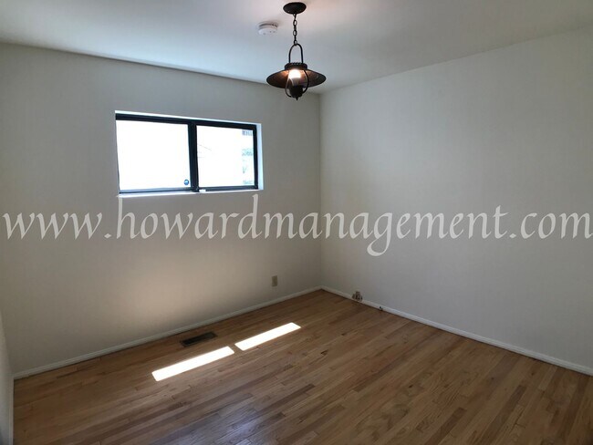 Building Photo - Two story home with newer central A/C in the Mar Vista Hills. Large kitchen, family room, and lar...