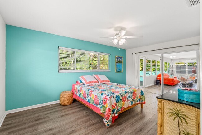 Building Photo - Single Family home on quiet street steps from the Intracoastal and Dining