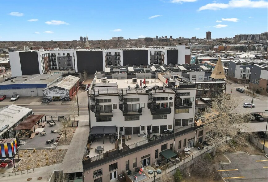 Top floor provides unobstructed views of the city and mountains - 2715 Blake St