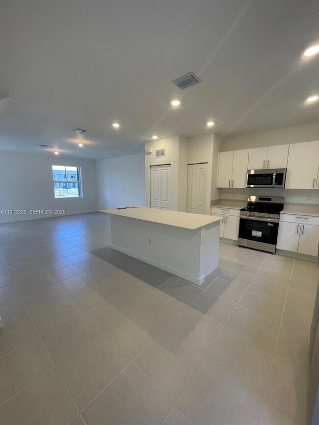 Building Photo - 1066 SE 2nd St