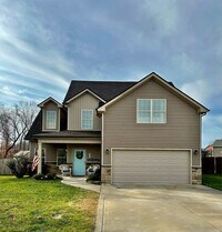 Building Photo - Pet Friendly Three Bedroom with Bonus!