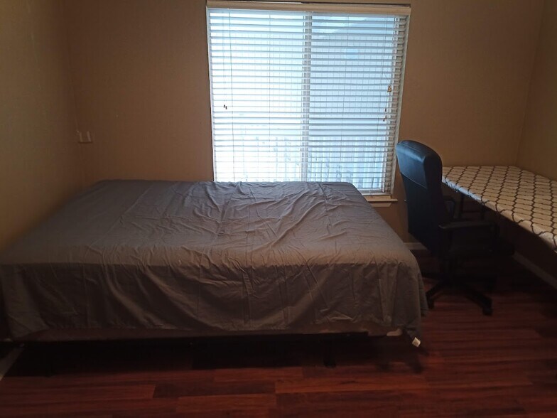 Building Photo - 4000 SW 23rd St