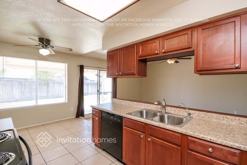 Building Photo - 3943 W Windrose Dr