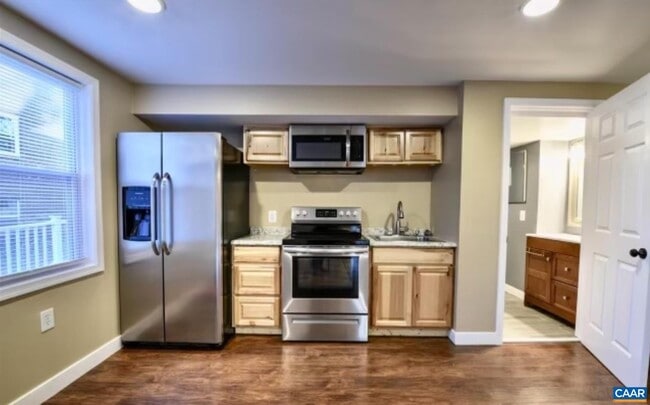 Building Photo - 221 Azalea Dr