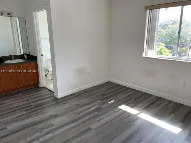 Building Photo - 5411 SW 41st St