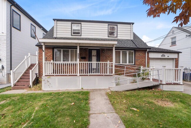 Building Photo - 689 2nd St