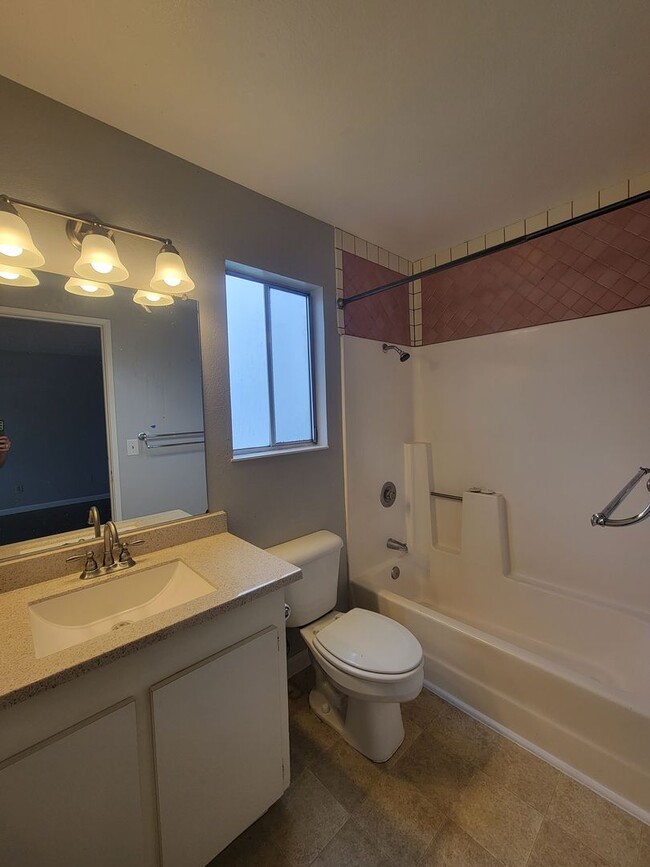 Building Photo - 3 Bedroom 2.5 Bath Corner Lot